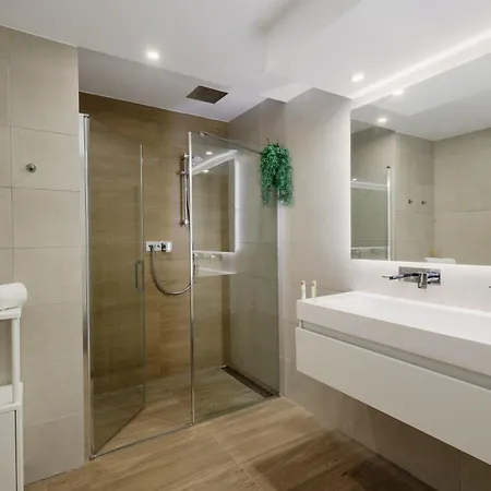 Luxury With 2 Bedrooms In Cancelada شقة إِستيبونا
